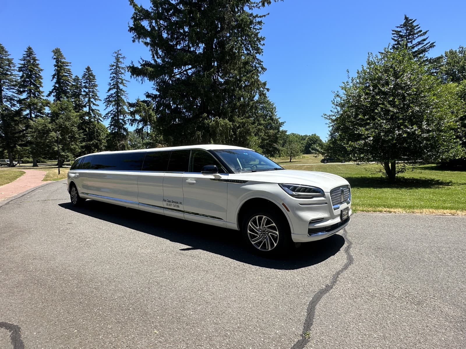 First-Class-Limo-NJ-Lincoln-Aviator-Mega-Limo-04