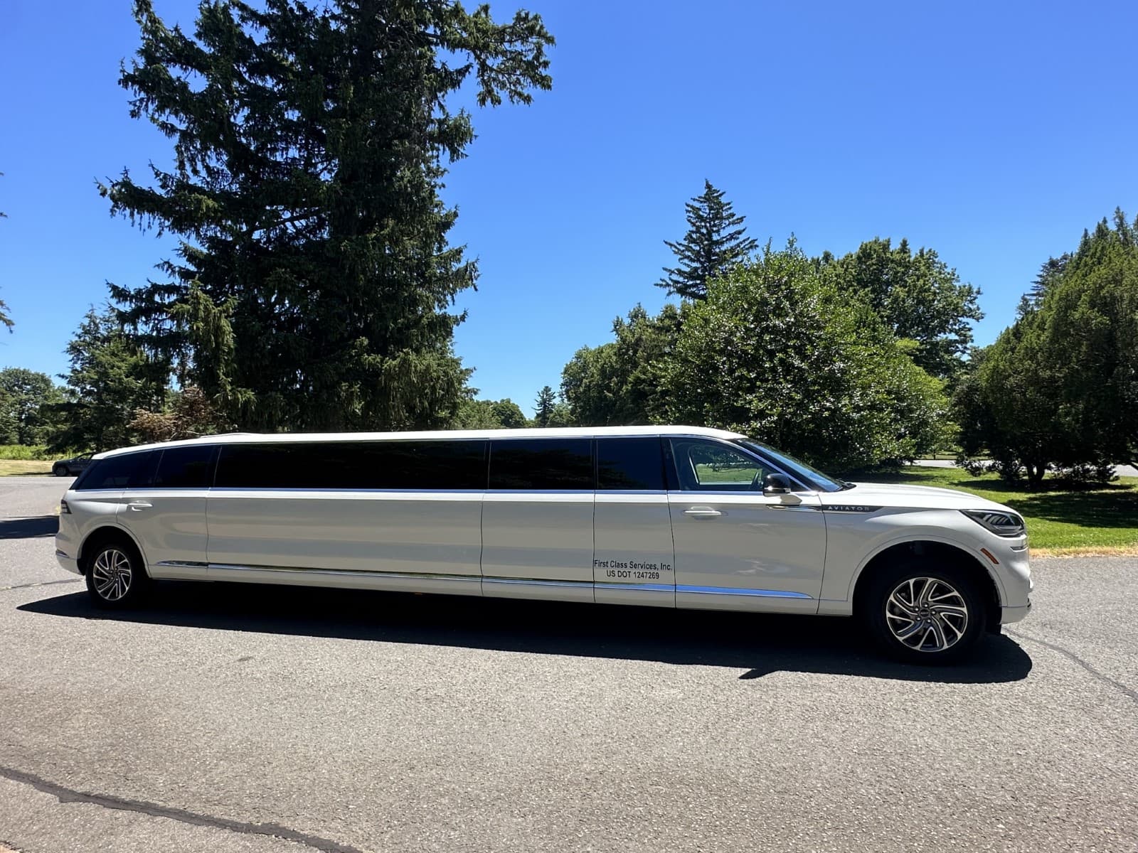 First-Class-Limo-NJ-Lincoln-Aviator-Mega-Limo-05
