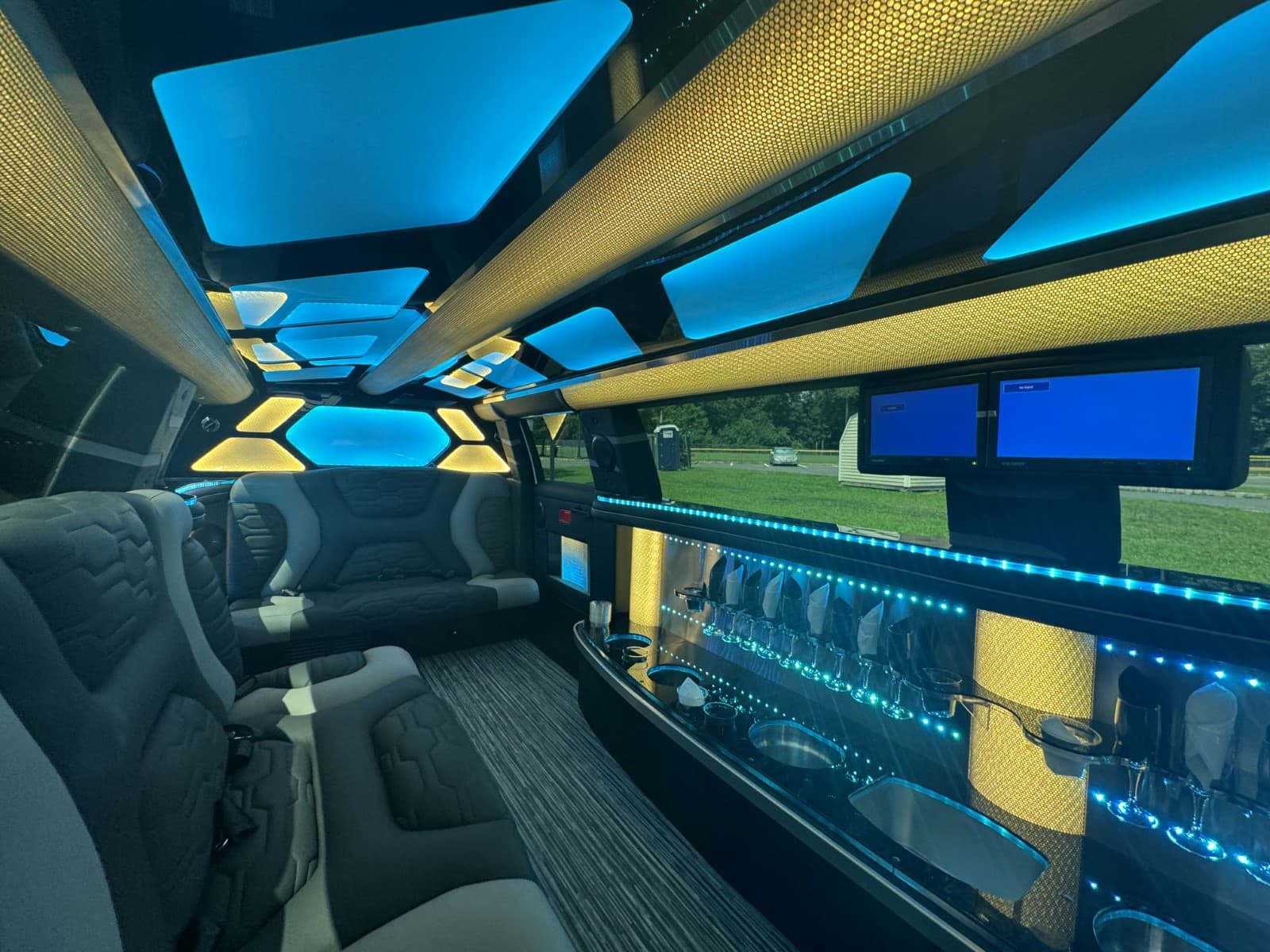 First-Class-Limo-NJ-Lincoln-Aviator-Mega-Limo-13